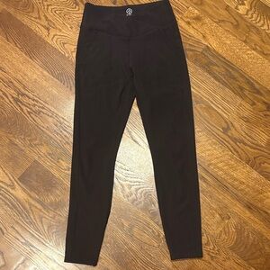 Move Theology Black High-Waist Leggings small